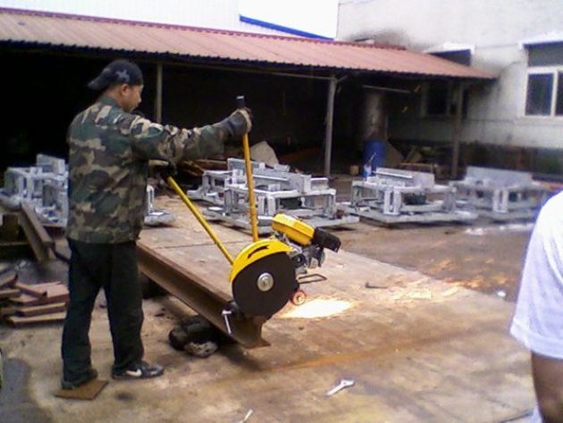 點擊查看詳細信息<br>標題：內燃鋸軌機工作照 閱讀次數：11755